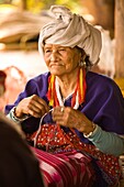 Ältere Frau vom Stamm der Lahu Shi Balah, Dorf Tong Luang - Sammlung von ökologisch-landwirtschaftlichen Dörfern aus ganz Thailand; Chiang Mai, Thailand
