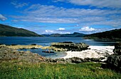 Seekajakfahren vor Sandaig Island; Glenelg, West Highlands, Schottland, Großbritannien