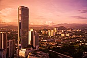 Luftaufnahme von Kuala Lumpur bei Sonnenaufgang; Sabah, Malaysisch Borneo, Malaysia