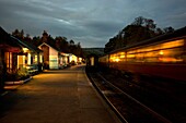 Grosmont Bahnhof in der Abenddämmerung; North Yorkshire, England, Großbritannien