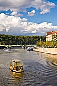 Manesuv Most über der Moldau von der Karlsbrücke aus; Prag, Tschechische Republik