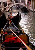 Gondeln vor einer Fußgängerbrücke; Venedig, Italien