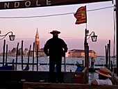 Männer mit Gondeln, San Giorgio Maggiore; Venedig, Italien