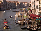 Boote auf dem Kanal, Blick von oben; Canal Grande. Venedig, Italien