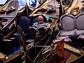 Gondoliere beim Lesen einer Zeitschrift; Venedig, Italien