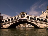 Vorderansicht der Rialtobrücke; Großer Kanal, Venedig, Italien