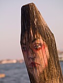 Gemaltes Frauengesicht auf angespitztem Pfahl; Venedig, Italien