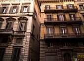 Apartmentgebäude der Altstadt, Blick aus niedriger Höhe; Rom, Italien