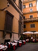 Außenrestaurant in einem gemütlichen Innenhof; Rom, Italien