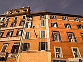 Apartmentgebäude der Altstadt, Blick aus flachem Winkel; Rom, Italien