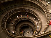Menschen auf einer Treppe im Vatikanischen Museum; Vatikan, Rom, Italien