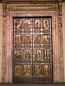 Die Heilige Tür in der Petersbasilika; Vatikan, Rom, Italien
