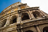 Das Kolosseum, Blick aus niedriger Höhe; Rom, Italien