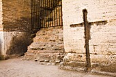 In die Wand geschnitztes Kreuz; Rom, Italien