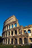 Touristen, die das Kolosseum beobachten; Rom, Italien