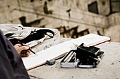 Mann macht Skizze, im Freien; Rom, Italien