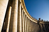 Säulen auf dem Petersplatz, niedriger Blickwinkel; Vatikanstadt, Rom, Italien