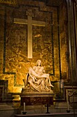 Skulptur und Kreuz im Petersdom; Vatikanstadt, Rom, Italien