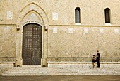 Ehepaar vor einem Gebäude in Siena; Toskana, Italien