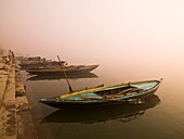 Boote in der Morgendämmerung; Varanasi, Indien