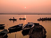 Boote auf dem Ganges bei Sonnenuntergang; Varanasi, Indien