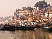 Boote und Stadtbild von Varanasi; Indien
