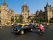 Taxis fahren auf der Straße; Mumbai, Indien