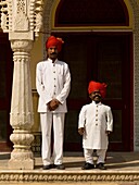Zwei Gurads im Stehen; Jaipur, Rajasthan, Indien