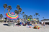 Menschen beim Sonnenbaden am Strand von San Clemente; San Clemente, Orange County, Kalifornien, USA