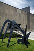 Drei Bögen von Alexander Calder vor dem Munson-Williams-Proctor Arts Institute; Utica, New York, USA