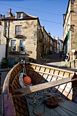 Boot und Häuser; Robin Hoods Bay, North Yorkshire, England, Vereinigtes Königreich