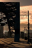 Silhouette einer Brücke; Newcastle Upon Tyne, Tyne And Wear, England, UK