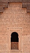Bogenfenster mit Stuckornamenten und Holzgitterverkleidung in Ali Ben Youssef Medersa; Marrakesch, Marokko