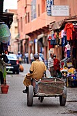 Straßenleben in der Nähe des Bezirks Djemaa El Fna; Marrakesch, Marokko