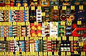 Barcelona, Katalonien, Spanien; Kisten mit Lebensmitteln in einem Geschäft
