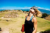 Frau, die ihr Haar in den Wind wirft; Monte Alban, Mexiko