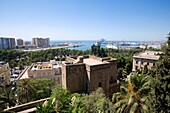 Blick auf den Hafen von der Festung Alcazaba; Malaga, Costa Del Sol, Provinz Malaga, Spanien
