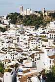 Erhöhte Ansicht eines auf einem Hügel gelegenen Dorfes; Casares, Provinz Malaga, Spanien