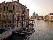 Erhöhte Ansicht des Canal Grande; Venedig, Italien