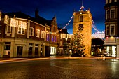 Stadtplatz mit Weihnachtsdekoration bei Nacht; Morpeth, Northumberland, England