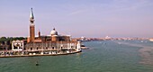 Erhöhte Ansicht der Kirche von St. Giorgio Maggiore; Venedig, Italien