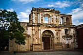 Fassade einer alten, ruinierten Kirche; Antigua, Guatemala