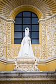 Architektonisches Detail der Kirchenfassade, Statue des Heiligen; Antigua, Guatemala