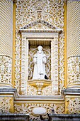 Statue des Heiligen in der Kirchenfassade; Antigua, Guatemala