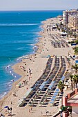 Luftaufnahme über dem Santa Amalia Strand; Fuengirola, Provinz Malaga, Costa Del Sol, Spanien