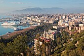 Blick über Stierkampfarena, Stadt und Hafen; Malaga, Provinz Malaga, Costa Del Sol, Spanien