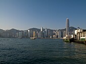 Hongkong Skyline vom Meer aus; Hongkong, China