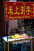 Yangshuo, China; Marktstand mit Gravur