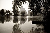 Yulong-Fluss, Yangshuo, China; Schwarz-Weiß-Szenerie des Flusses