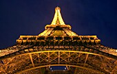 Eiffelturm bei Nacht; Paris, Frankreich